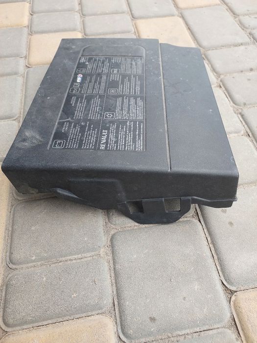 Кришка до акумулятора меган