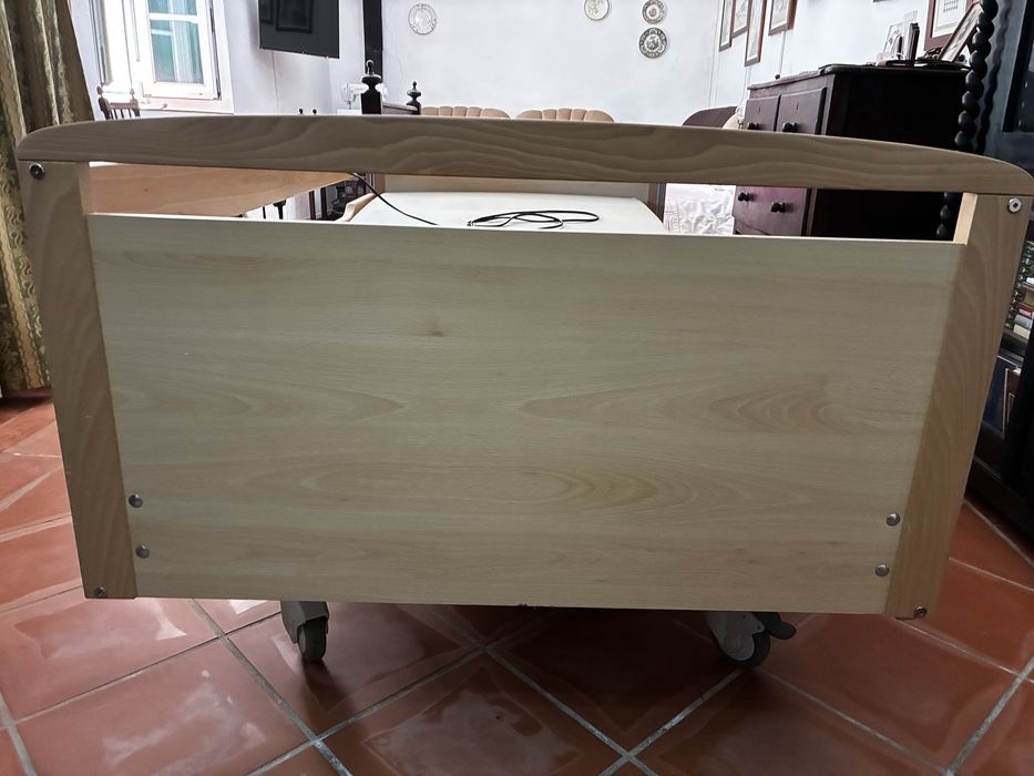 Cama hospitalar articulada, elétrica e com armação em ferro
