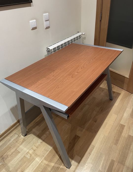 Secretaria com prateleira