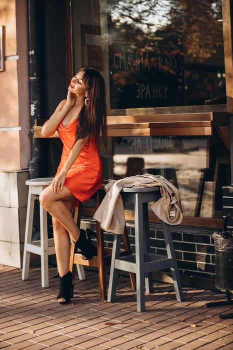 Червона сукня в білизняному стилі