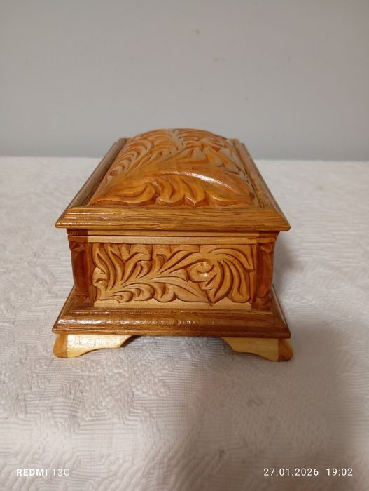Шкатулки резные. Дерево