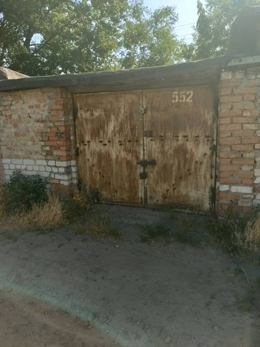 Гараж із цегли.,