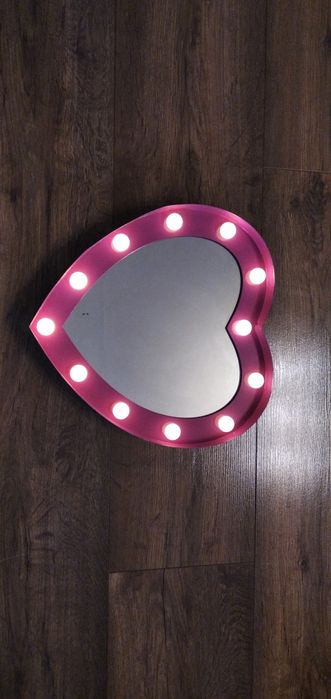 Lustro w kształcie serca do zawieszenia