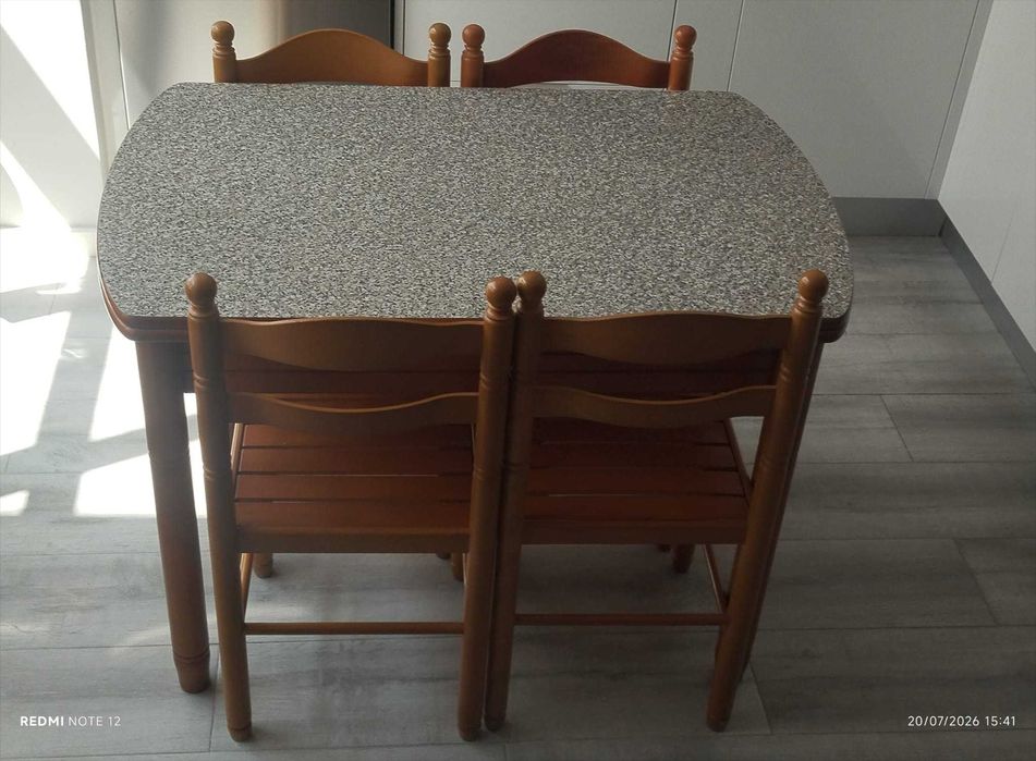 Mesa de madeira extensível com 4 cadeiras