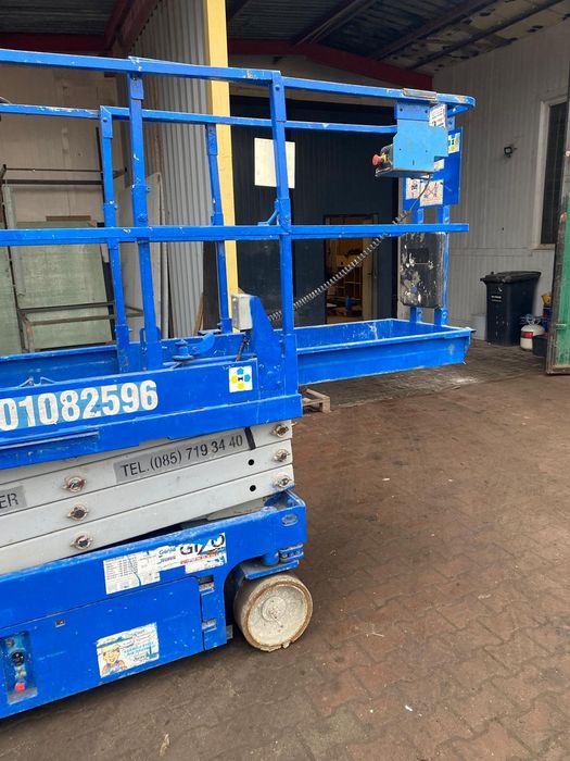 Podnośnik krzyżakowy akumulatorowy zwyżka budowlana halowa