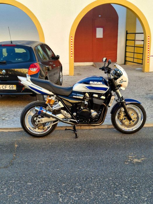 Suzuki gsx 1400 em  bom estado.
