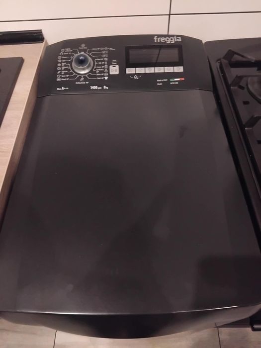Pralka Freggia czarna od góry ladowana (rezerwacja)