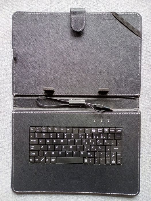 Uniwersalne etui z klawiaturą do tabletu 9,7 - 11 cali