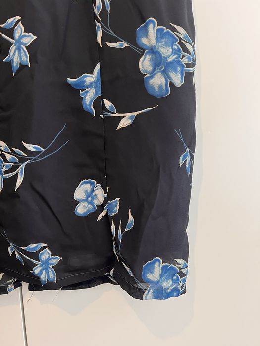 Vestido floral azul e preto