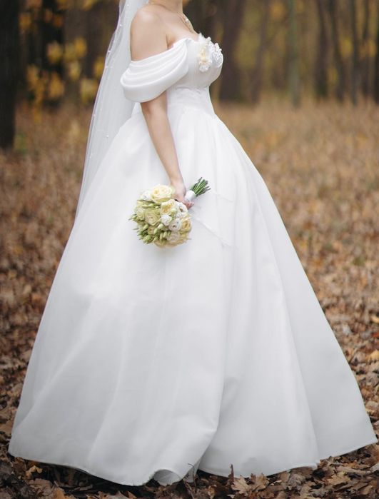 Весільна сукня, одгягнена один раз.