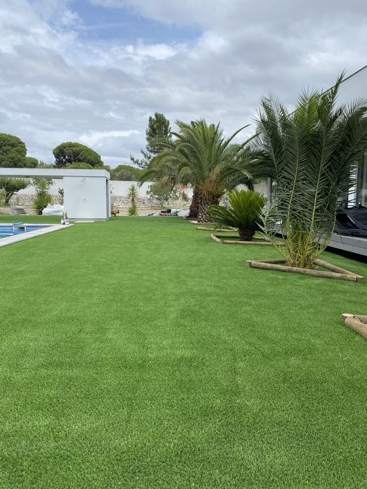 Instalação de relva sintética, manutenção de jardins e poda de árvores