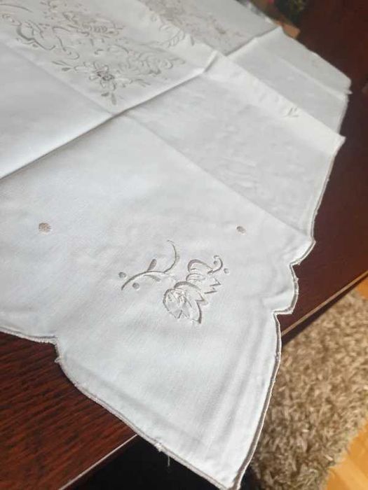 Serweta krem haftowana 80 x 80 bawełna