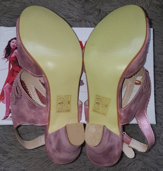 Новые,нарядные,красивые босоножки