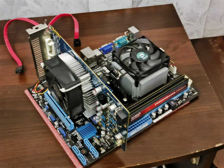 Робочий комп’ютер у хорошому стані.