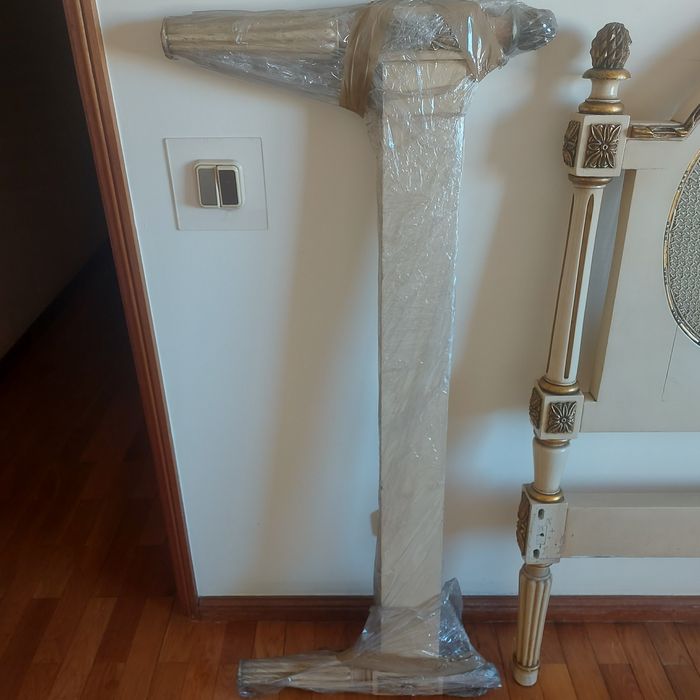 PECHINCHA, URGENTE, VENDA RÁPIDA: Cama de casal muito antiga e rara, peça de antiquário, como nova.