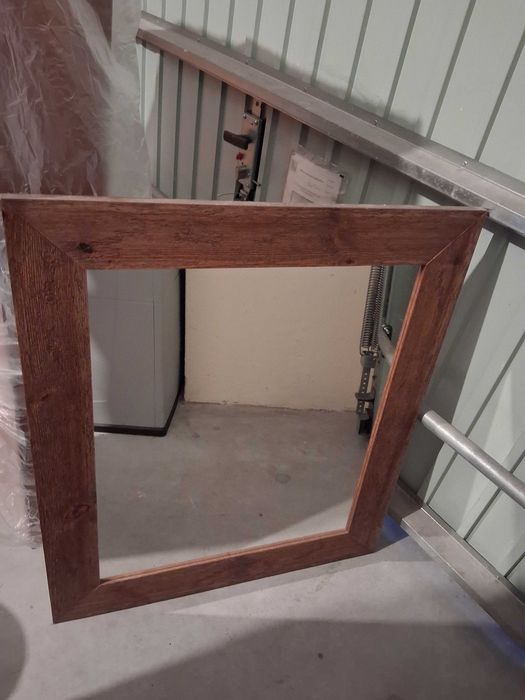 Espelho com moldura em madeira (maciça)