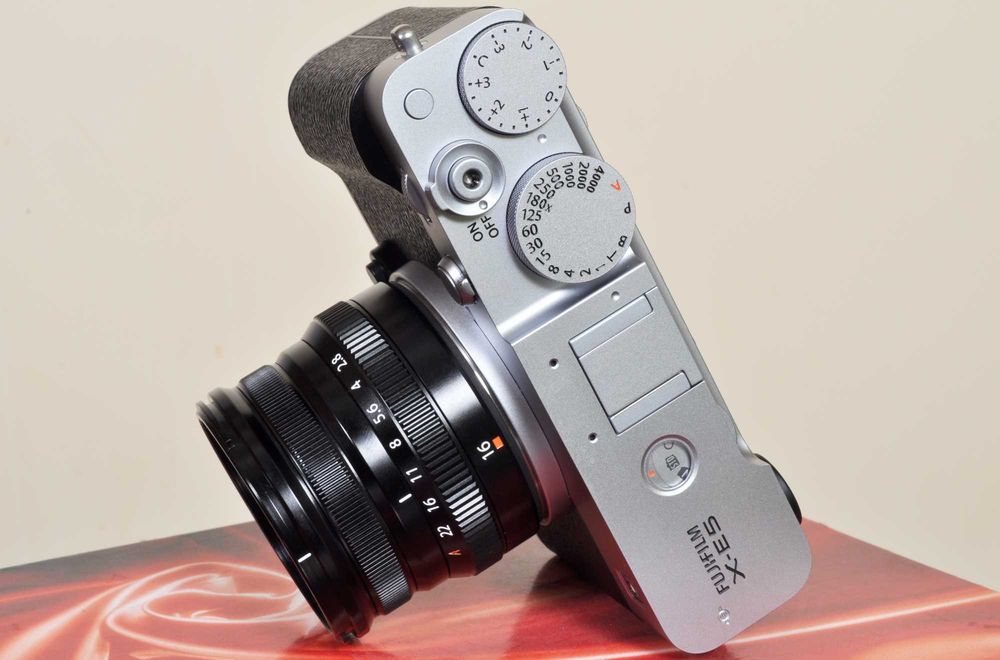 Fuji X-E5 Silver, nova, zero fotos + XF 16mm F: 2.8 WR em estado novo.