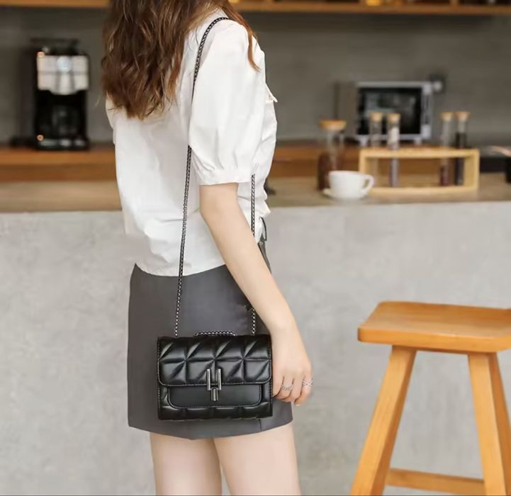 Жіноча сумка Lingge через плече | Стьобана сумочка на ланцюжку