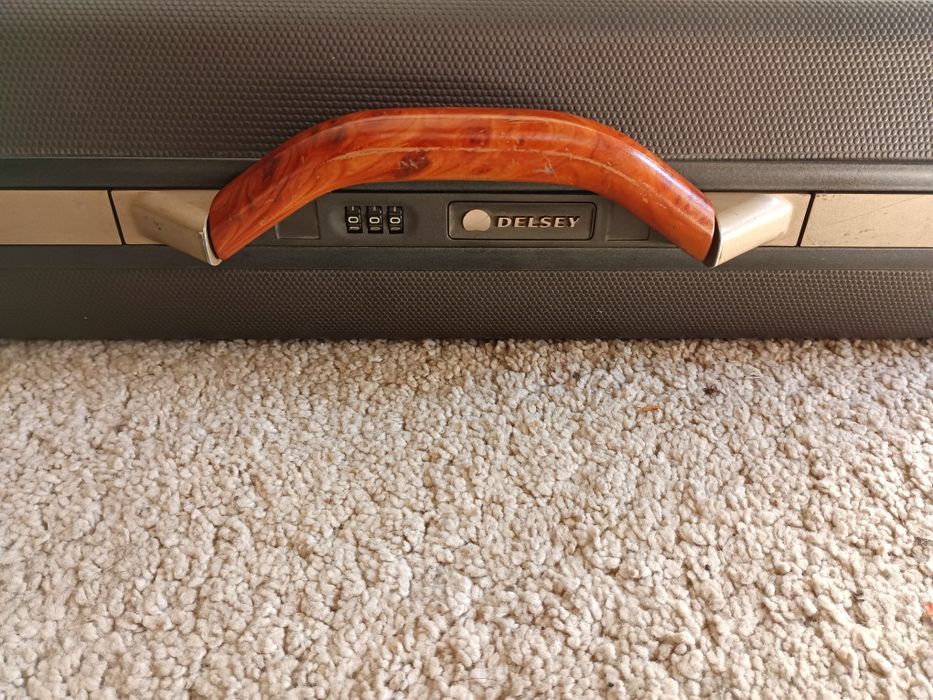 Mala executiva clássica rígida, c pega em madeira marca DESLEY, medida