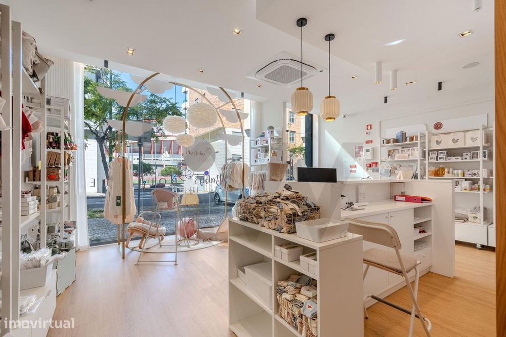 Espaço Comercial situado no Condomínio Lux Garden em Benfica