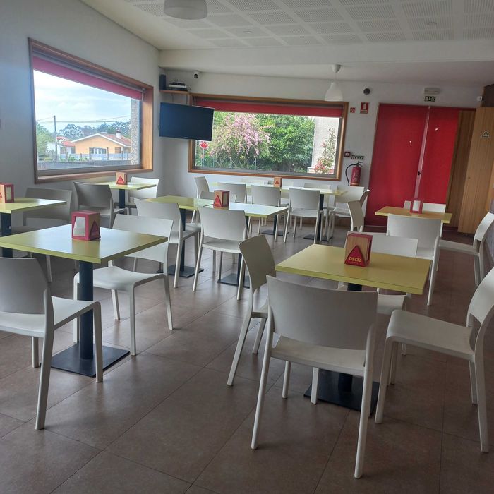 Mesas e cadeiras para café