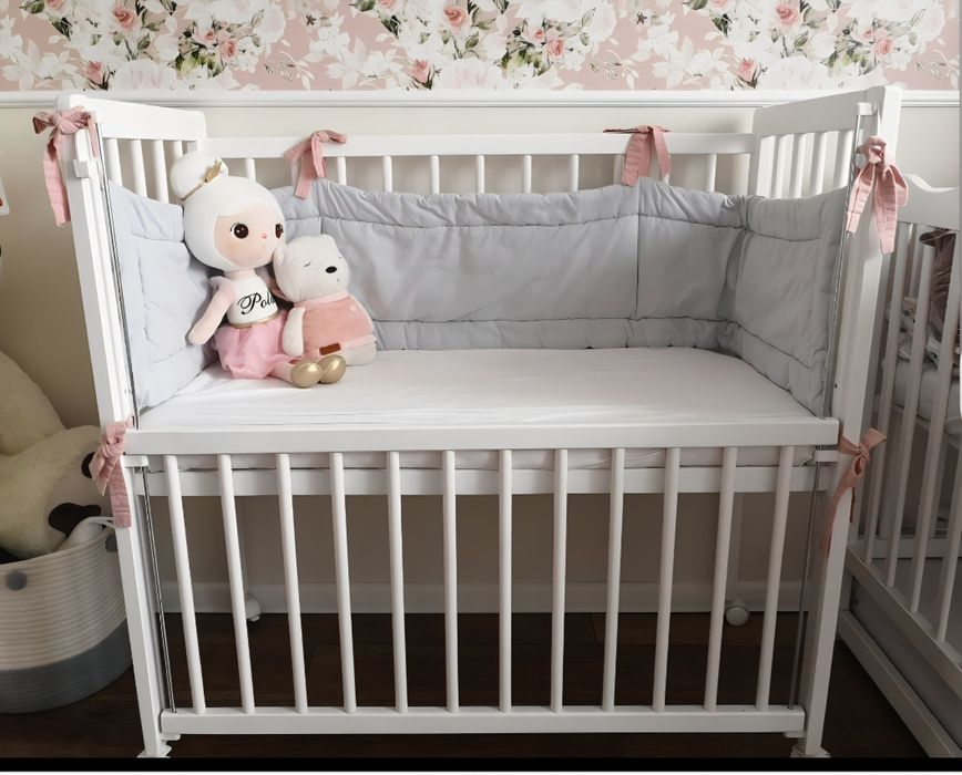 Łóżeczko dostawne dostawka drewniane na kółkach białe mini Łóżeczko