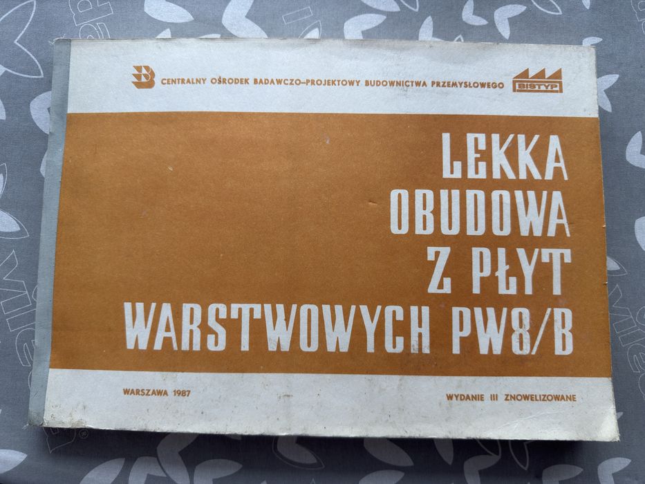 Lekka obudowa z płyt warstwowych książka