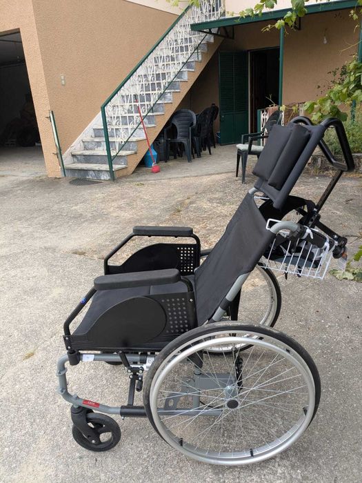 Cadeira de rodas com apoio cabeça