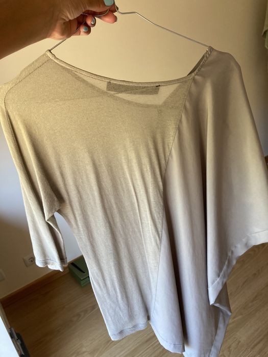 T-shirt fluida elegante assimétrica cinza/prateada