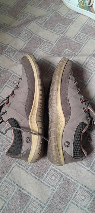 Кросівки,  розміру 38.