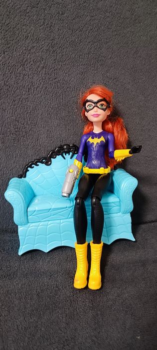 Кукла Mattel  Super Hero Girls Batgirl (Бэтгёрл) и диван  Coffin Bean от компании Mattel.Барби