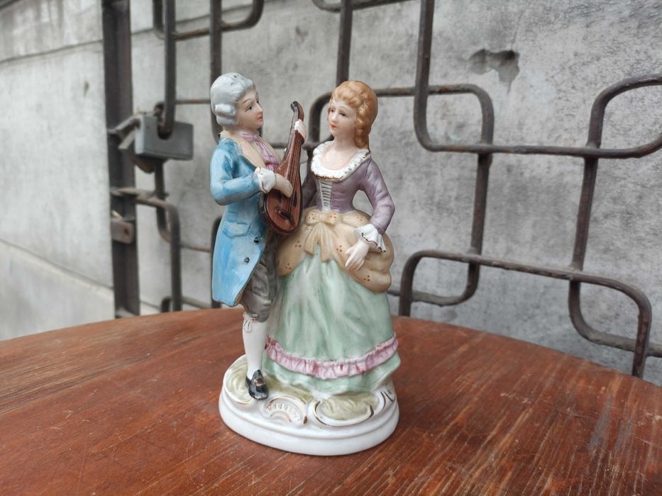 Stara porcelanowa figurka para dworska Hertwig