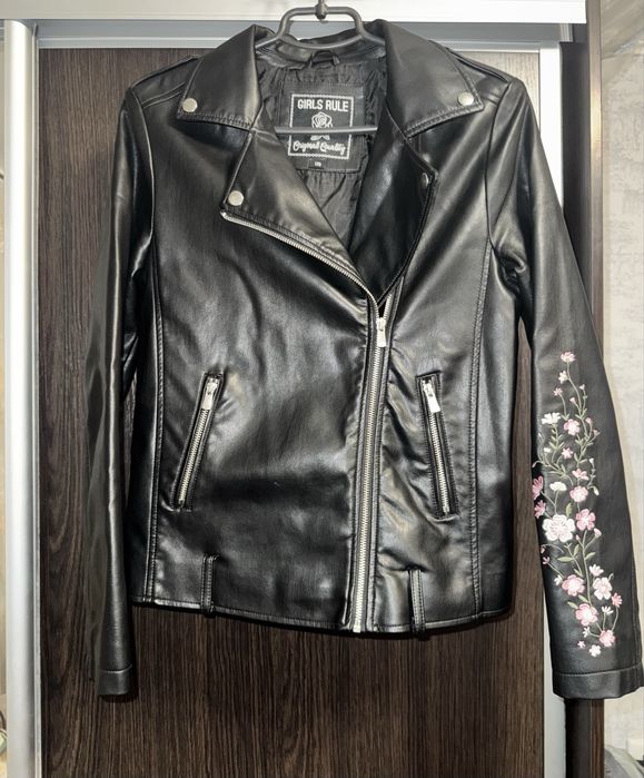 Куртка зі штучної шкіри з вишивкою