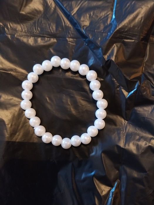 Pulseira imitação de pérolas na cor branca