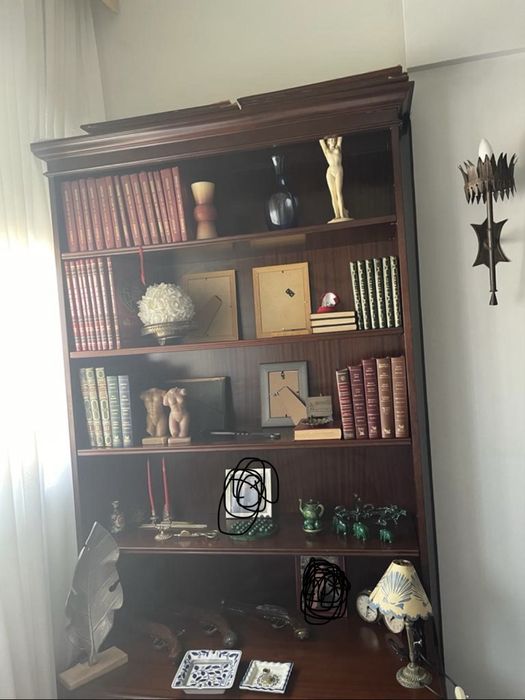 Estante com prateleiras e portas