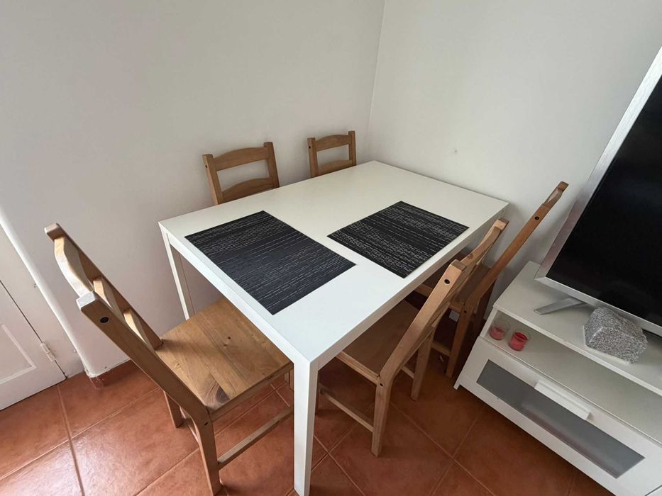 Cama casal e solteiro completos, móveis em geral, sofá, frigorífico