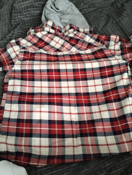 Дві Сорочки zara на 13 років. Недоліків не має . Ціна за дві-500