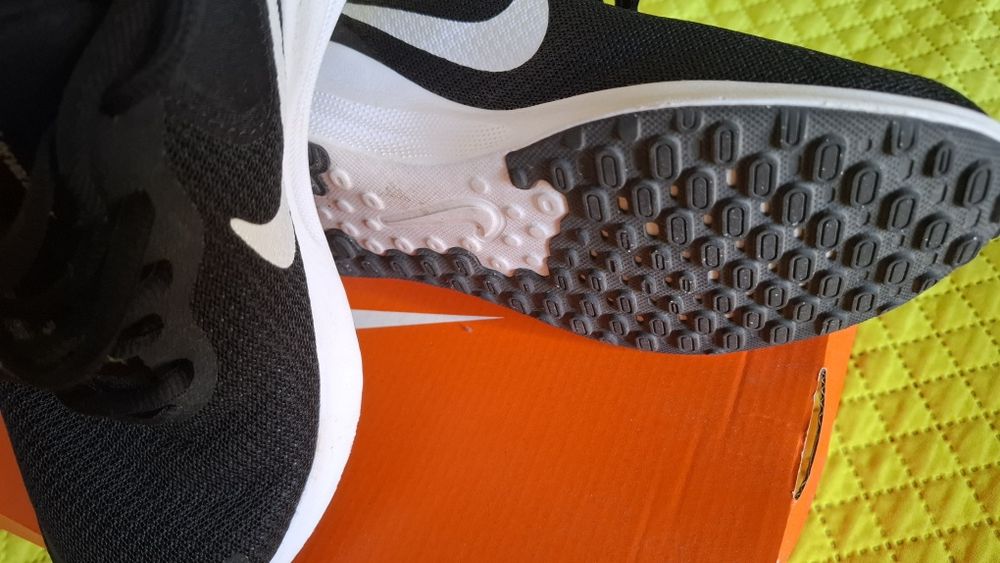 Ténis Nike revolution