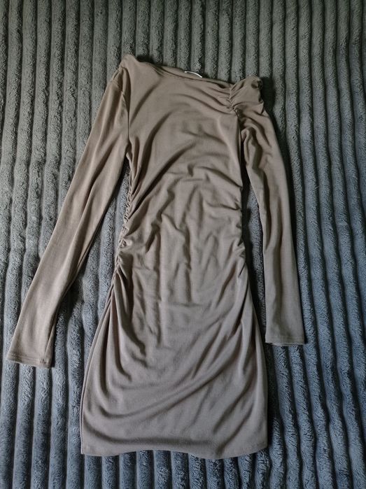 Облягаюча силуетна сукня