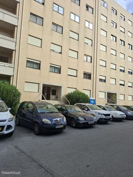 Apartamento T2 com 2 frentes em Lamaçães