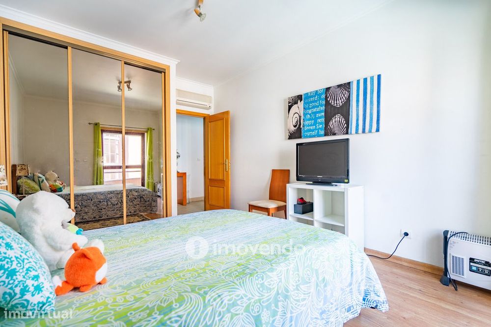 Apartamento T3 com áreas amplas, varandas e arrecadação, em Alverca