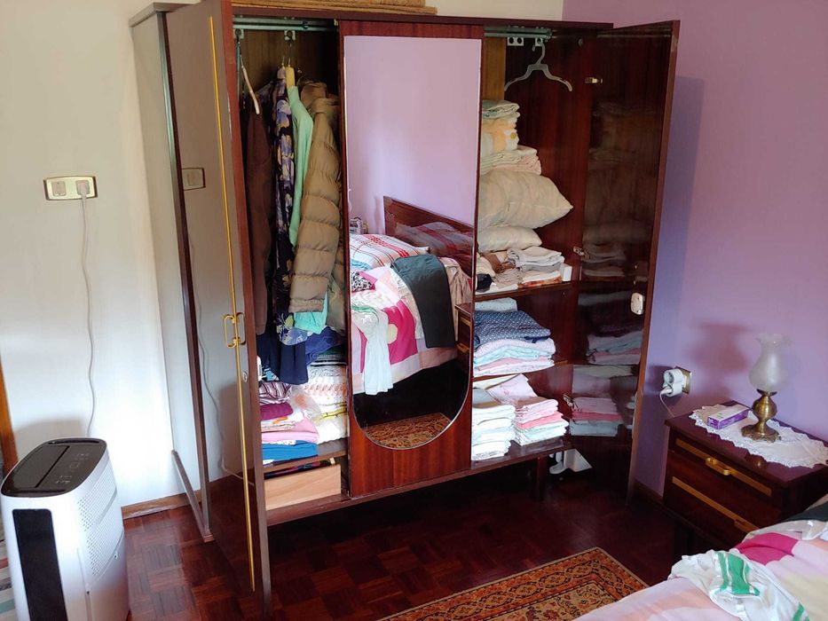 Roupeiro com porta e espelho