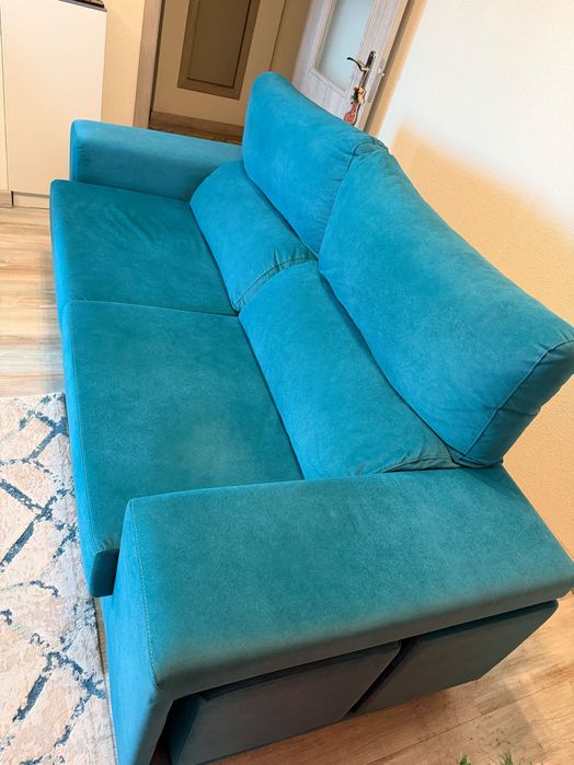 Sofá de 2 lugares + dois banquinhos para os pés. Anti-gato.