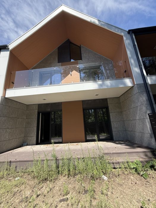 Пропонується до продажу вишуканий сучасний будинок площею 135 м² із елегантною терасою 14 м²