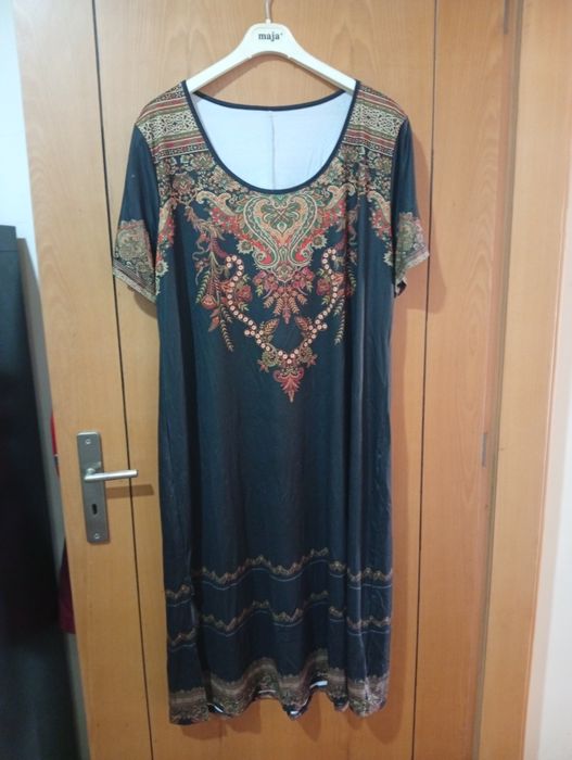 Vestido de senhora comprido, em malha de seda.
