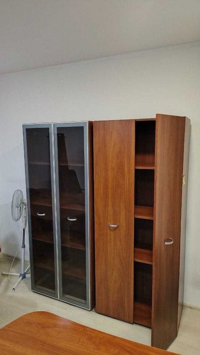 стол менеджера руководителя много