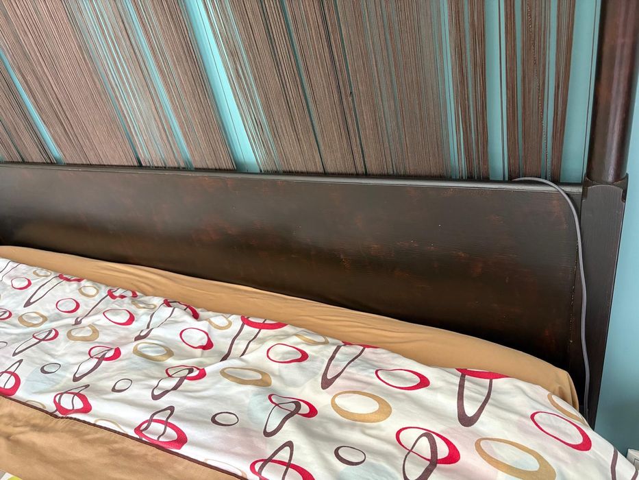 Cama de dossel IKEA envernizada em nougat