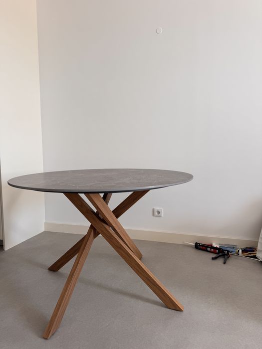 Mesa de Jantar Redonda – Efeito Mármore Cinzento e Pés em aluminio efeito Madeira – Design Moderno