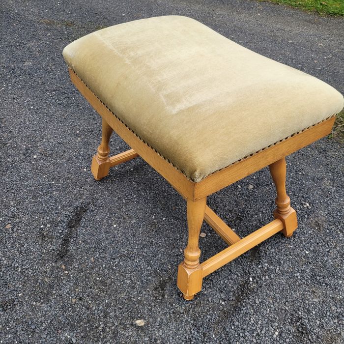 Piękny stary podnóżek, pufa, stołek