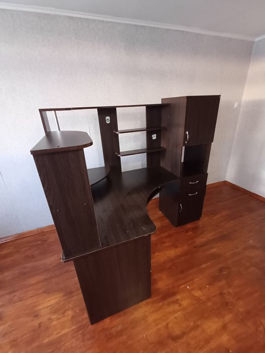 Комп'ютерний стіл. В хорошому стані. Вживаний, БУ